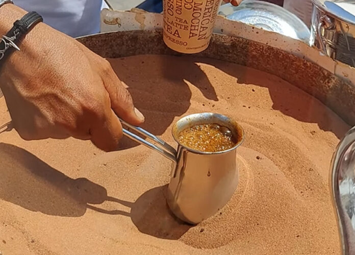 砂漠の砂で煮立たせて・・。トルコのローカルコーヒーを淹れる様子に観光客たちは目が離せない！！
