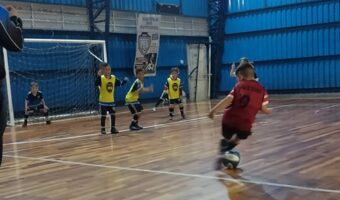 フリーキックで起きたハプニング。ボールを蹴りシュートを決めようとしたその時・・！！【海外・動画】