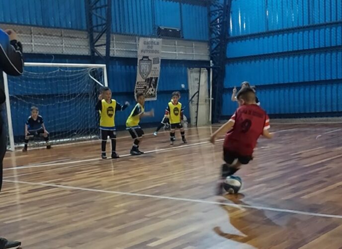 フリーキックで起きたハプニング。ボールを蹴りシュートを決めようとしたその時・・！！【海外・動画】