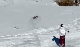 スノーボーダーに悲劇が!ボードだけがゲレンデを滑っていき追いつけない!?【海外・動画】