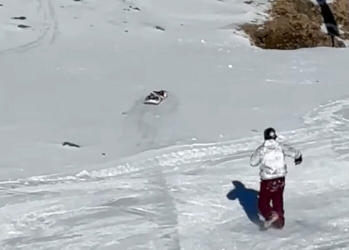 スノーボーダーに悲劇が！ボードだけがゲレンデを滑っていき追いつけない！？【海外・動画】