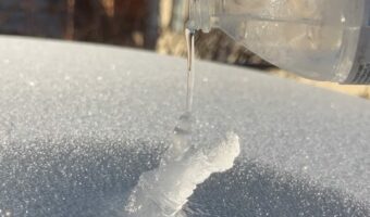 いったいどれだけ寒いのか・・。氷に水をかけたらどんどん氷柱が伸びていく!!【アメリカ・動画】