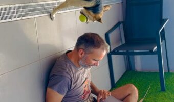【トリック映像】芝生にマットを敷いて作業中の男性。だけどその後ろから、おかしな角度で愛犬がやってきた??【海外・動画】