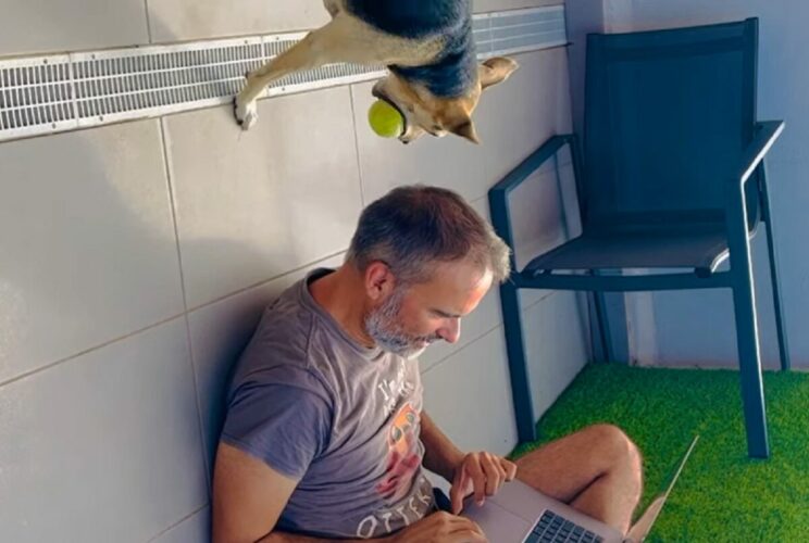 【トリック映像】芝生にマットを敷いて作業中の男性。だけどその後ろから、おかしな角度で愛犬がやってきた？？【海外・動画】