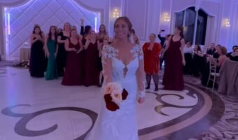 ブーケトスでハプニング！花嫁はブーケを投げる時に力み過ぎた？