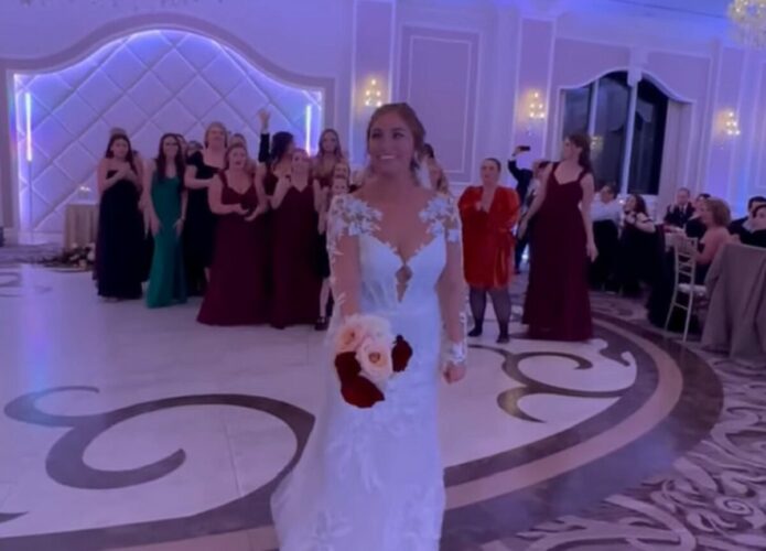 ブーケトスでハプニング！花嫁はブーケを投げる時に力み過ぎた？