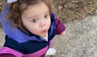何かを見つけた女の子。目を見開いて空を見つめるその先にあったのは・・【アメリカ・動画】