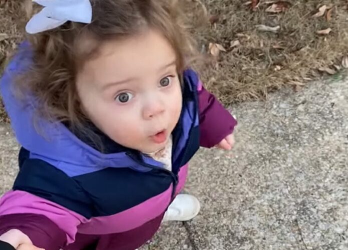 何かを見つけた女の子。目を見開いて空を見つめるその先にあったのは・・【アメリカ・動画】