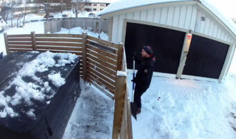 雪かき中のハプニング。作業も一息ついたと思ったその時・・!!【海外・動画】