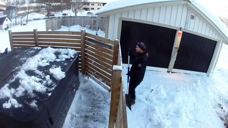 雪かき中のハプニング。作業も一息ついたと思ったその時・・！！【海外・動画】