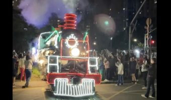 クリスマスのブラジルの街を彩るのはツリーではなく・・、クリスマスデコレーション機関車!!【海外・動画】