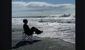 波打ち際にチェアを置いてリラックス・・と思ったら！大きな波が寄せてきてそれどころじゃありません！！【海外・動画】