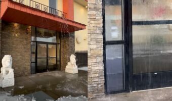 いったいこのレストランで何が・・。建物から水があふれて、店内がプールのようになっている！？！？【アメリカ・動画】