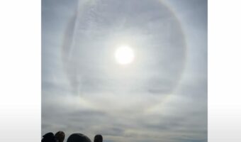 大海原で見た絶景！船の進む先にある太陽に見事な日暈が！！【アメリカ・動画】