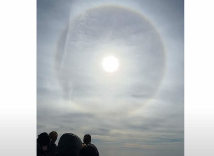 大海原で見た絶景！船の進む先にある太陽に見事な日暈が！！【アメリカ・動画】