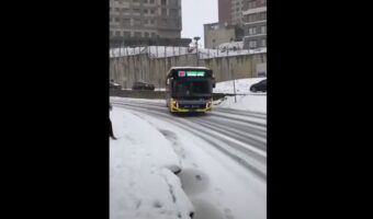 凍った道でバスがスリップ!?もうダメかと思われるも・・超絶ドリフトで見事に危機回避!!【海外・動画】