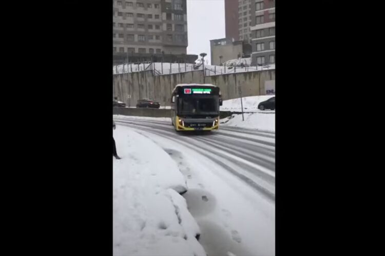 凍った道でバスがスリップ！？もうダメかと思われるも・・超絶ドリフトで見事に危機回避！！【海外・動画】