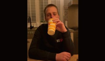 あなたはこの映像のどこに猫がいるか分かりますか？男性が一息ついている映像かと思いきや・・【海外・動画】