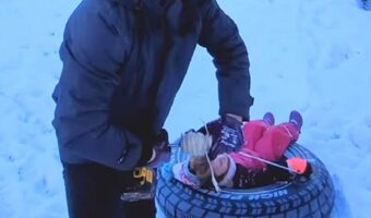 パパがDIYしたソリが天才過ぎる!滑っていくソリにつながれた紐に工夫すれば、回収は楽だし子供も楽しい!!【海外・動画】
