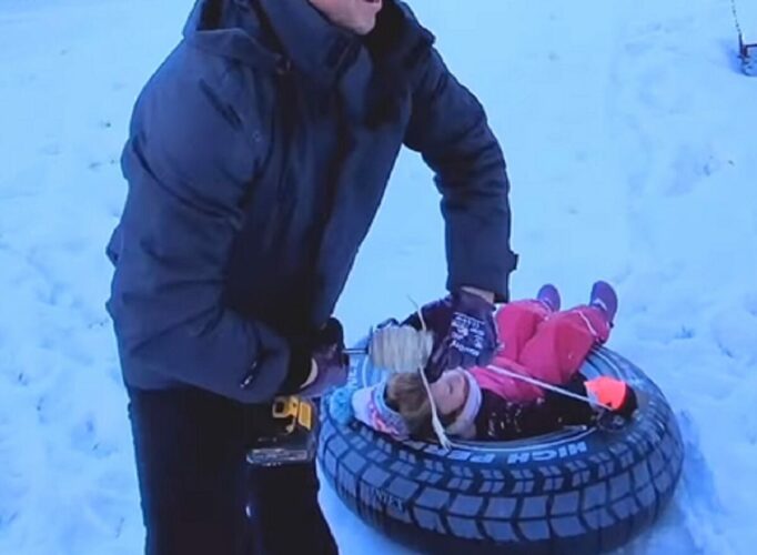 パパがDIYしたソリが天才過ぎる！滑っていくソリにつながれた紐に工夫すれば、回収は楽だし子供も楽しい！！【海外・動画】