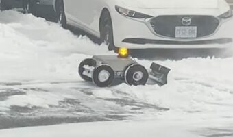 小さいながら心強い!雪が降る中ブルドーザー型のロボットが道路を雪かき!!【海外・動画】