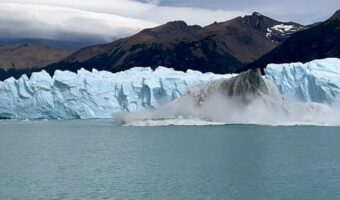 新たな氷山誕生!?青く神秘的なペリト・モレノ氷河に海面から黒い氷山があらわれた!!【海外・動画】