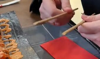 インバウンド観光客に教えたくなる「お箸ハック」。慣れないと交差しちゃう箸問題がペーパーナプキンで解決！？【ライフハック・動画】