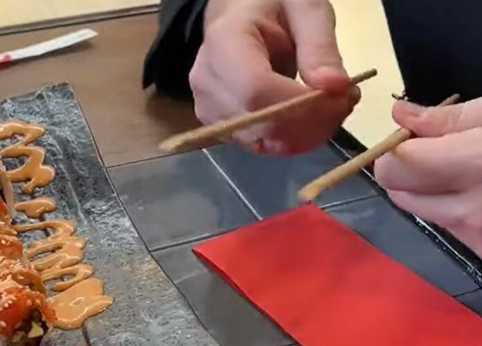 インバウンド観光客に教えたくなる「お箸ハック」。慣れないと交差しちゃう箸問題がペーパーナプキンで解決！？【ライフハック・動画】