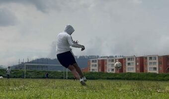 ボールをキックしたらハプニング発生!ボールはまっすぐ飛んで行ったと思ったら・・!!【海外・動画】