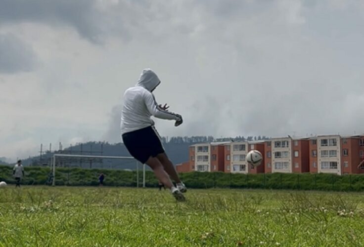 ボールをキックしたらハプニング発生！ボールはまっすぐ飛んで行ったと思ったら・・！！【海外・動画】