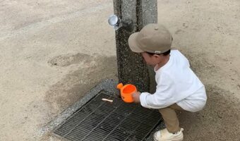 水が注げなくて困った・・。男の子はじょうろを置いて、水を出してからじょうろを持って蛇口に持っていきますが・・