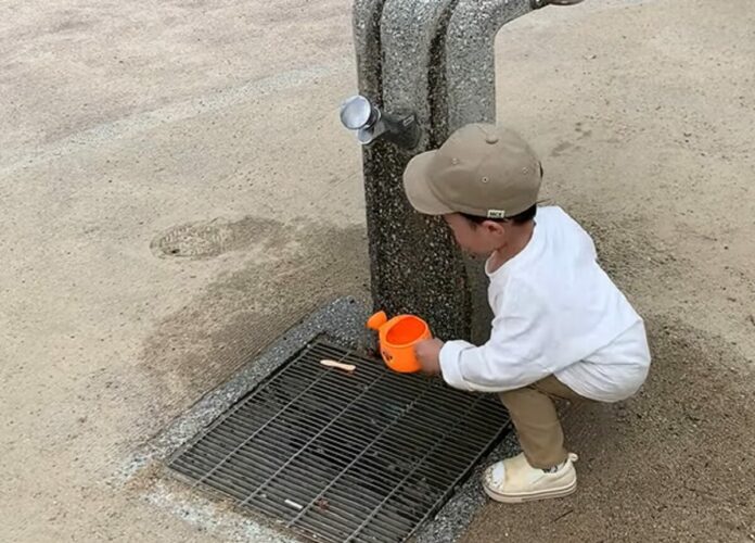 水が注げなくて困った・・。男の子はじょうろを置いて、水を出してからじょうろを持って蛇口に持っていきますが・・