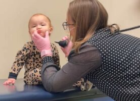 診察したいお医者さんVS絶対ヤーなの状態な女の子。口を開けるのをかたくなに拒む姿に強い意志を感じる・・【アメリカ・動画】