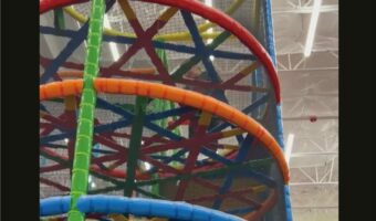 ネットを張った遊具で遊ぼうとした女性にハプニング！腰を下ろしたその瞬間！？【アメリカ・動画】