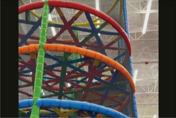 ネットを張った遊具で遊ぼうとした女性にハプニング！腰を下ろしたその瞬間！？【アメリカ・動画】