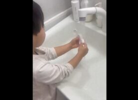 コンタクトレンズケースを洗ってくれている男の子。だけど、水と一緒に流れていったのは・・「嬉しいのやら悲しいのやら」