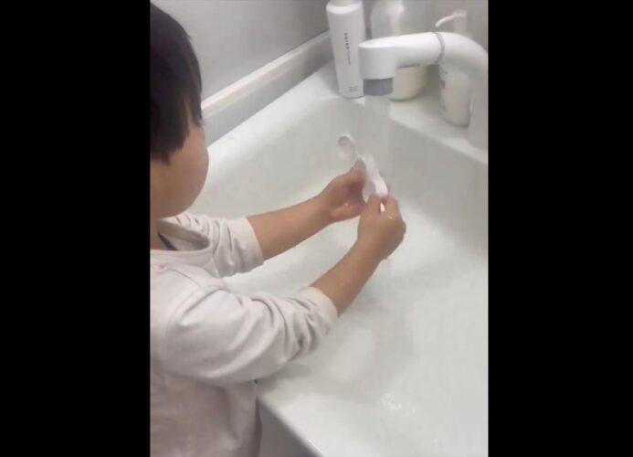 コンタクトレンズケースを洗ってくれている男の子。だけど、水と一緒に流れていったのは・・「嬉しいのやら悲しいのやら」