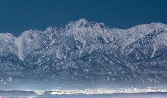 霧に包まれキラキラ幻想的な富山の写真が話題に「綺麗で幻想的」「北アルプスの山々が 神々しい」