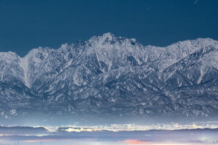 霧に包まれキラキラ幻想的な富山の写真が話題に「綺麗で幻想的」「北アルプスの山々が 神々しい」