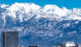 冬の立山連峰を背景にしたとある『奇跡のツーショット』が話題に！！「カラーリングが同じ」「並びが運命的」