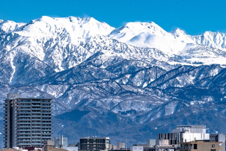 冬の立山連峰を背景にしたとある『奇跡のツーショット』が話題に！！「カラーリングが同じ」「並びが運命的」