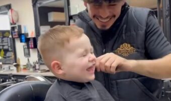 バリカンがくすぐったい!笑っちゃう男の子につられて理容師さんまで笑いが止まらなくなっちゃった!!【海外・動画】