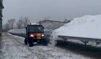 クセになる爽快感！ソーラーパネルの上に積もった雪を・・除雪車が一掃！！【海外・動画】