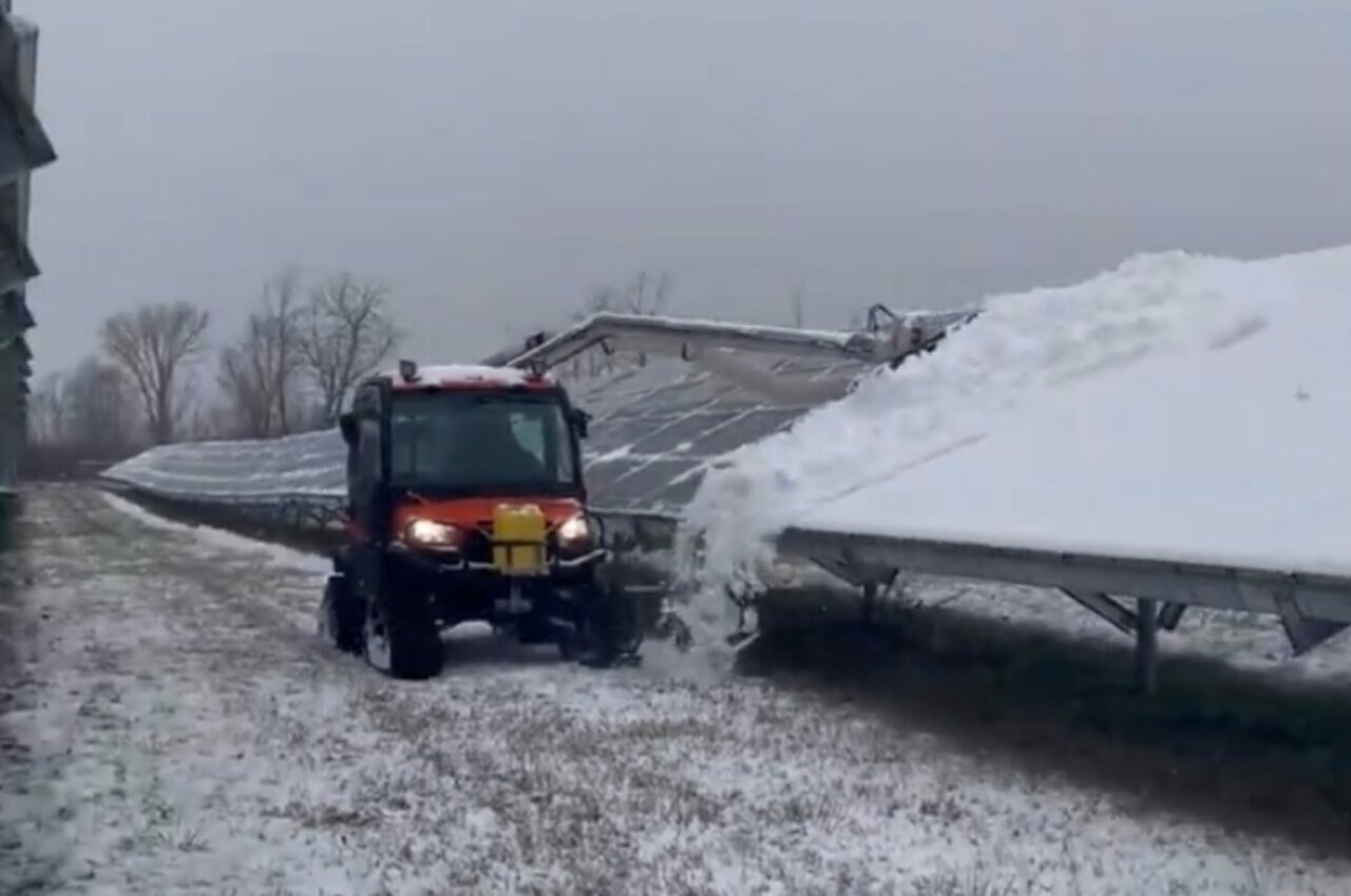 クセになる爽快感！ソーラーパネルの上に積もった雪を・・除雪車が一掃！！【海外・動画】