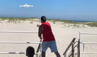 発泡スチロール製の手投げ飛行機を一投！好調なスタートを切るも・・