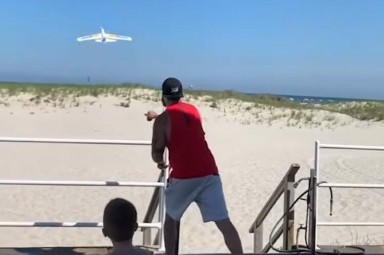 発泡スチロール製の手投げ飛行機を一投！好調なスタートを切るも・・