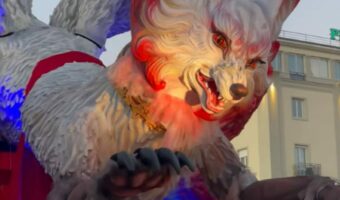 街に巨大キツネが出現！？イタリアのカーニバルに登場した山車に絶賛の声！！【海外・動画】