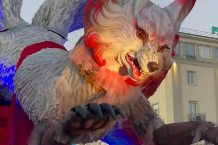 街に巨大キツネが出現！？イタリアのカーニバルに登場した山車に絶賛の声！！【海外・動画】
