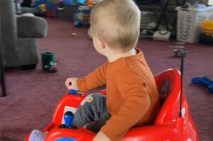 赤ちゃんが居眠り運転！？楽しく遊んでいる最中にウトウト・・【アメリカ・動画】