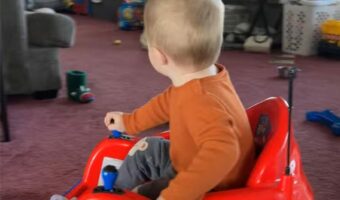 赤ちゃんが居眠り運転!?楽しく遊んでいる最中にウトウト・・【アメリカ・動画】